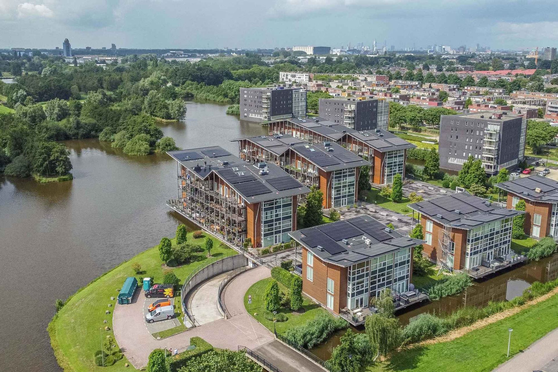 Een luchtfoto van een woonwijk aan een water.