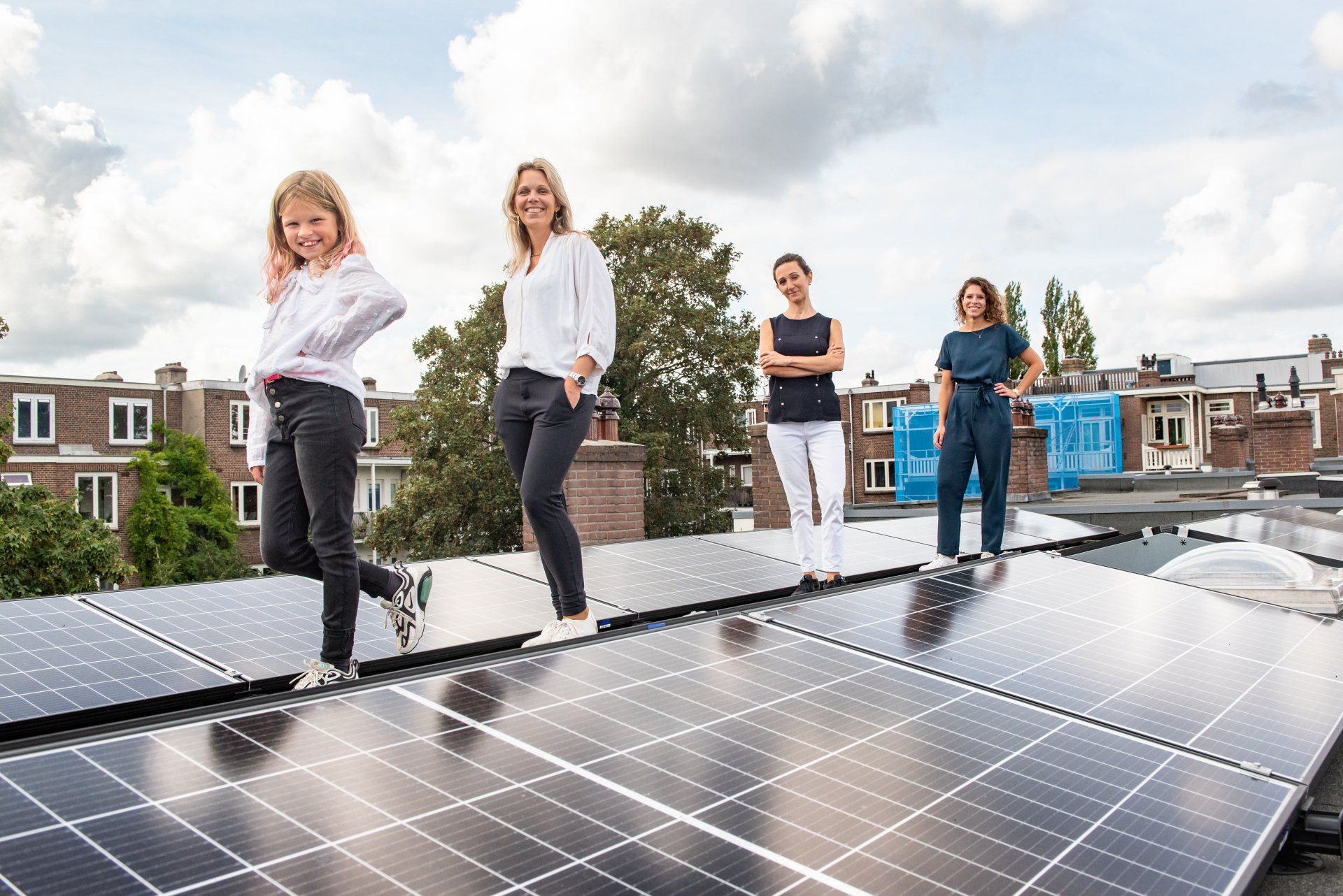 Een man staat op een dak met zonnepanelen.