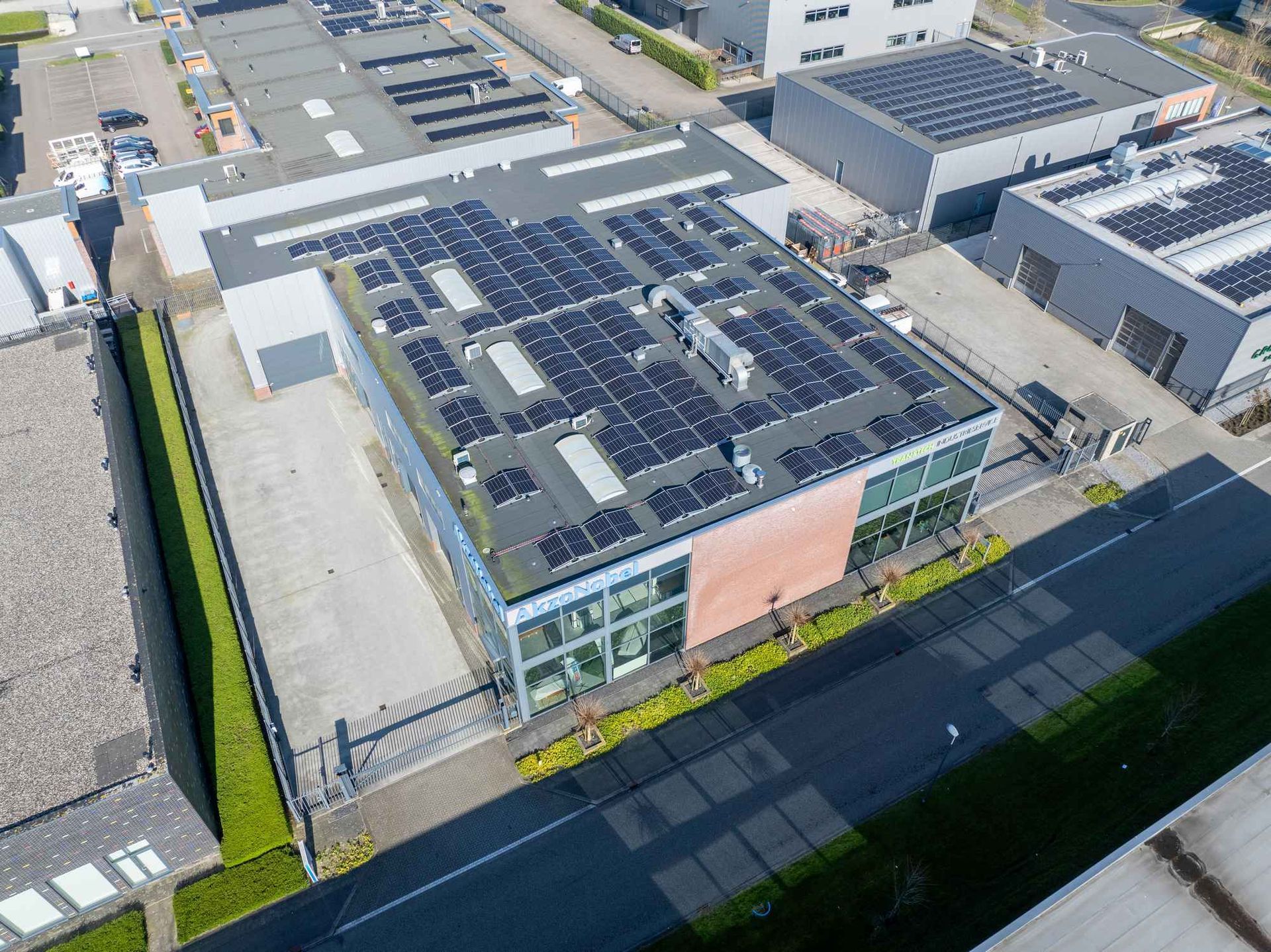 Een luchtfoto van een gebouw met zonnepanelen op het dak.