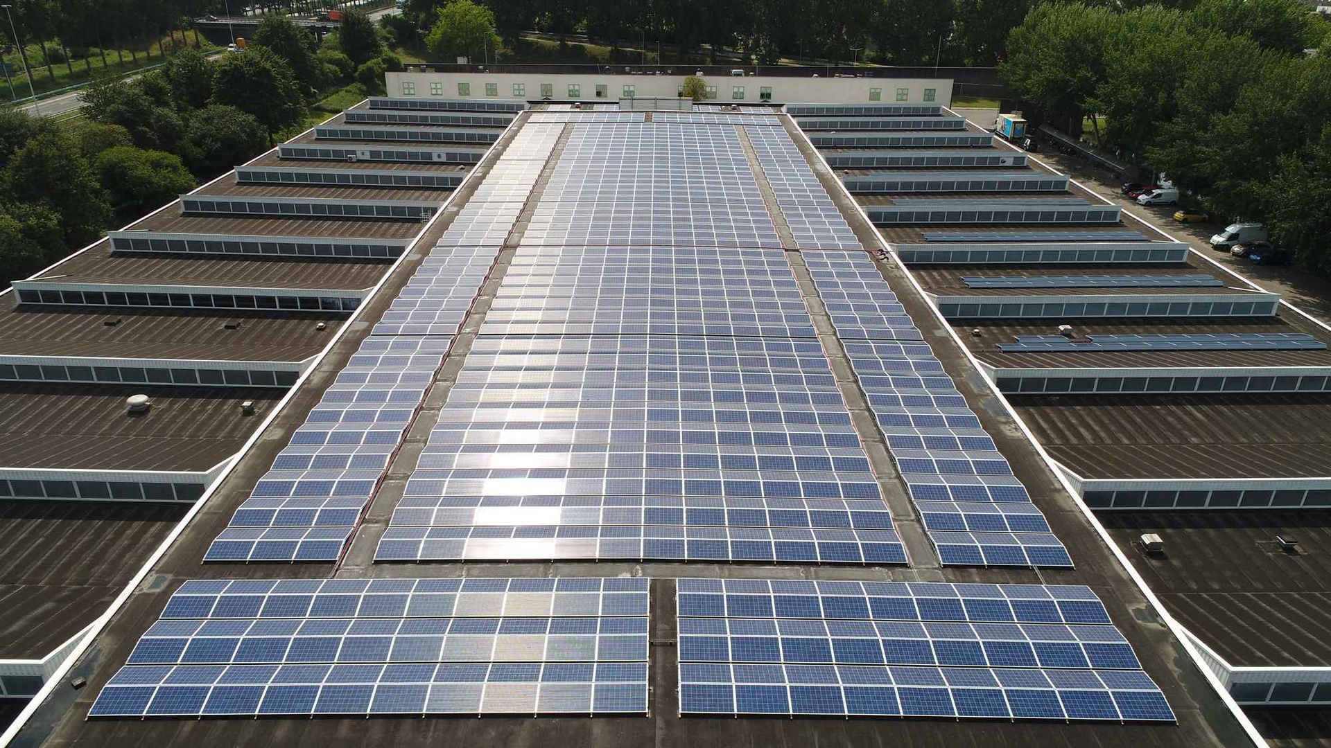 Een dak met veel zonnepanelen erop