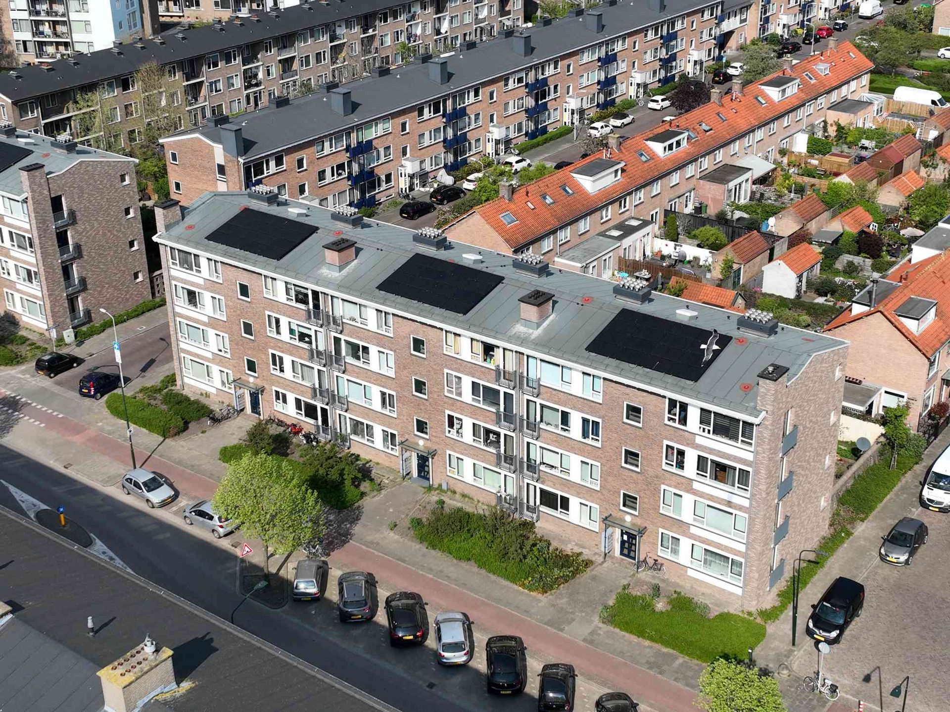 Een luchtfoto van een gebouw met zonnepanelen op het dak