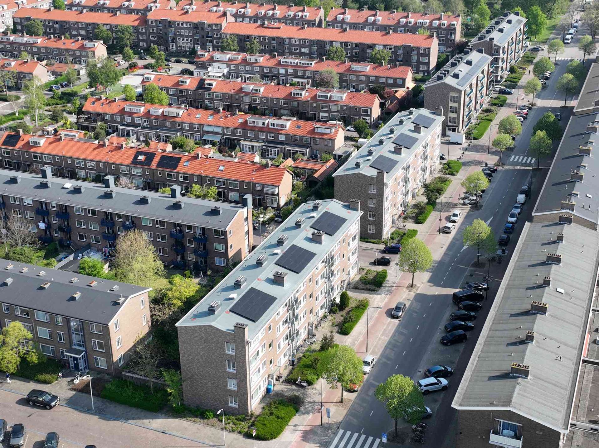 Een luchtfoto van een woonwijk met veel gebouwen
