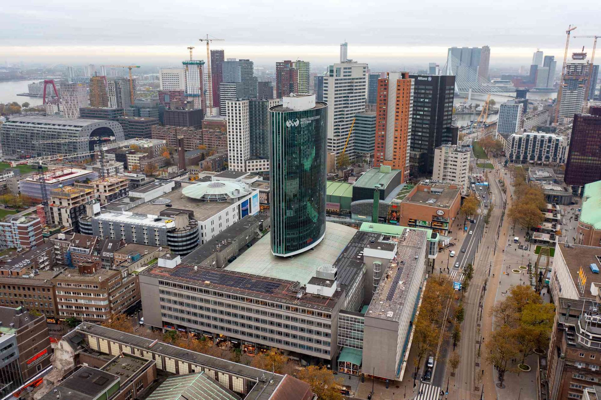 Een luchtfoto van een stad met een groot gebouw in het midden.