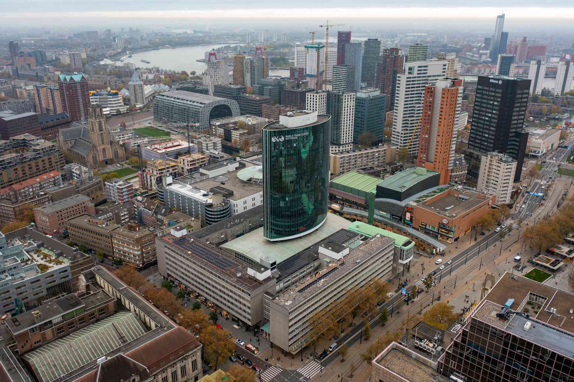 Een luchtfoto van een stad met een groot gebouw in het midden.