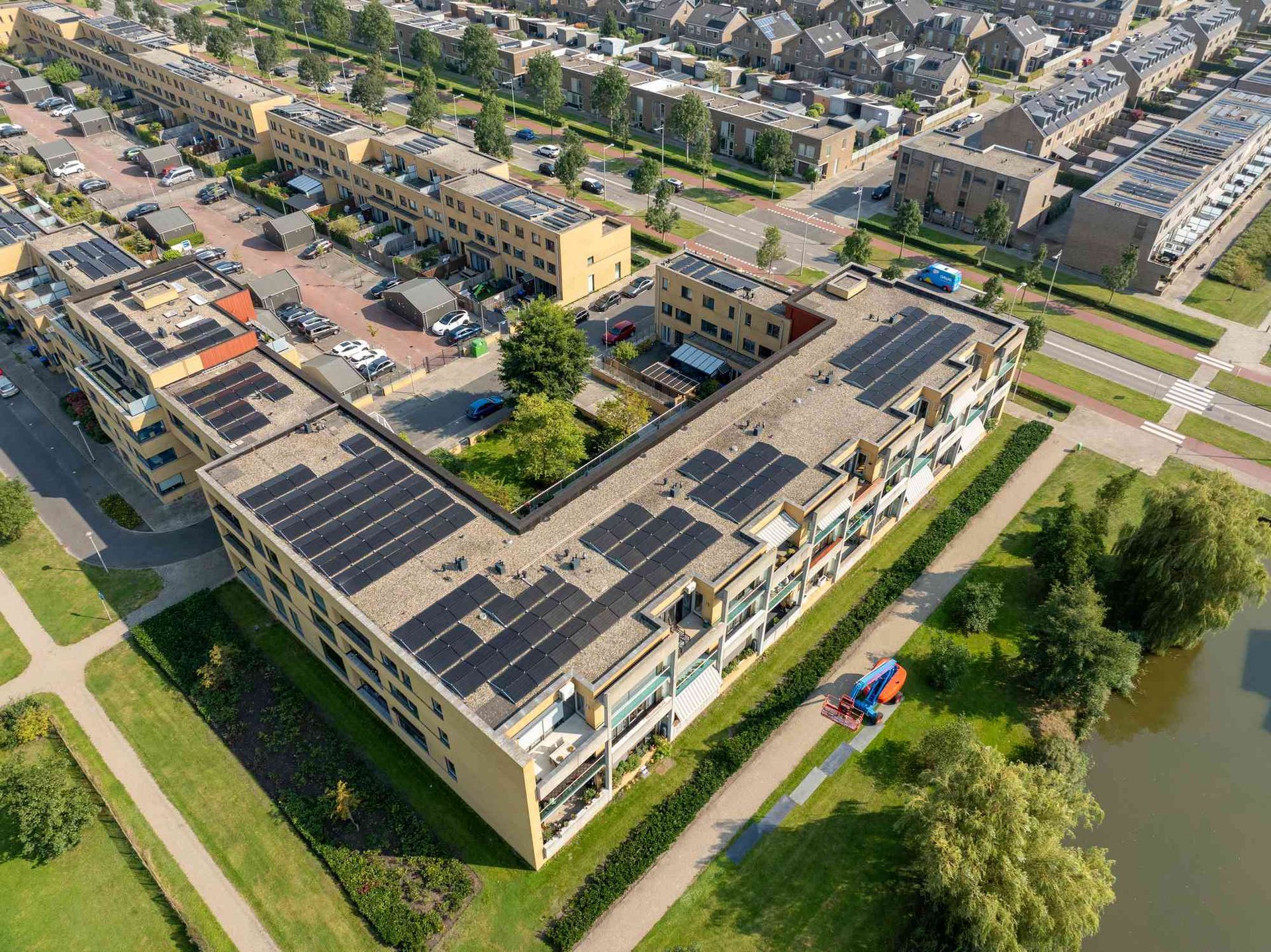 Een luchtfoto van een gebouw met zonnepanelen op het dak.