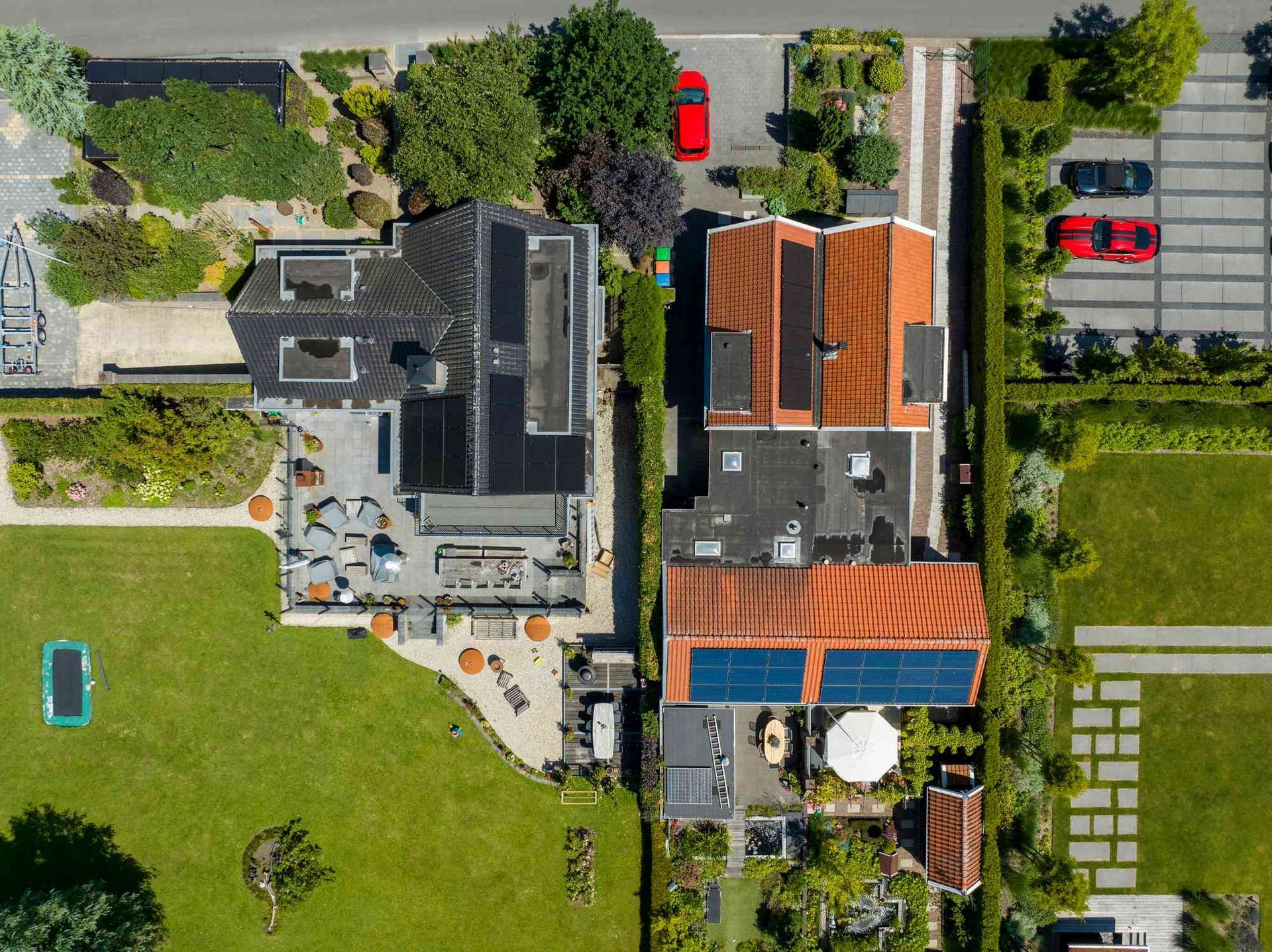 Een luchtfoto van een huis met zonnepanelen op het dak