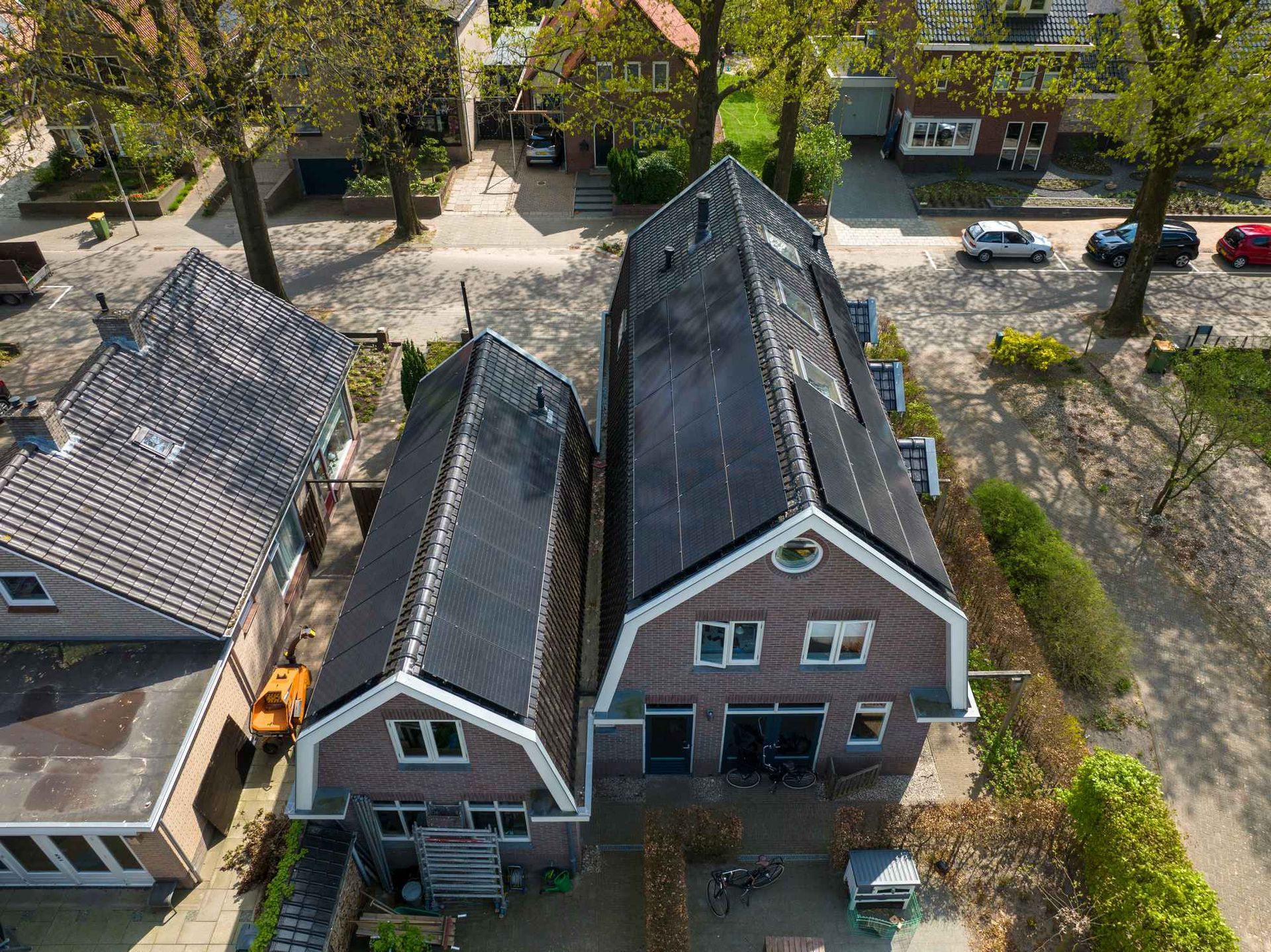 Een luchtfoto van twee huizen in een woonwijk.