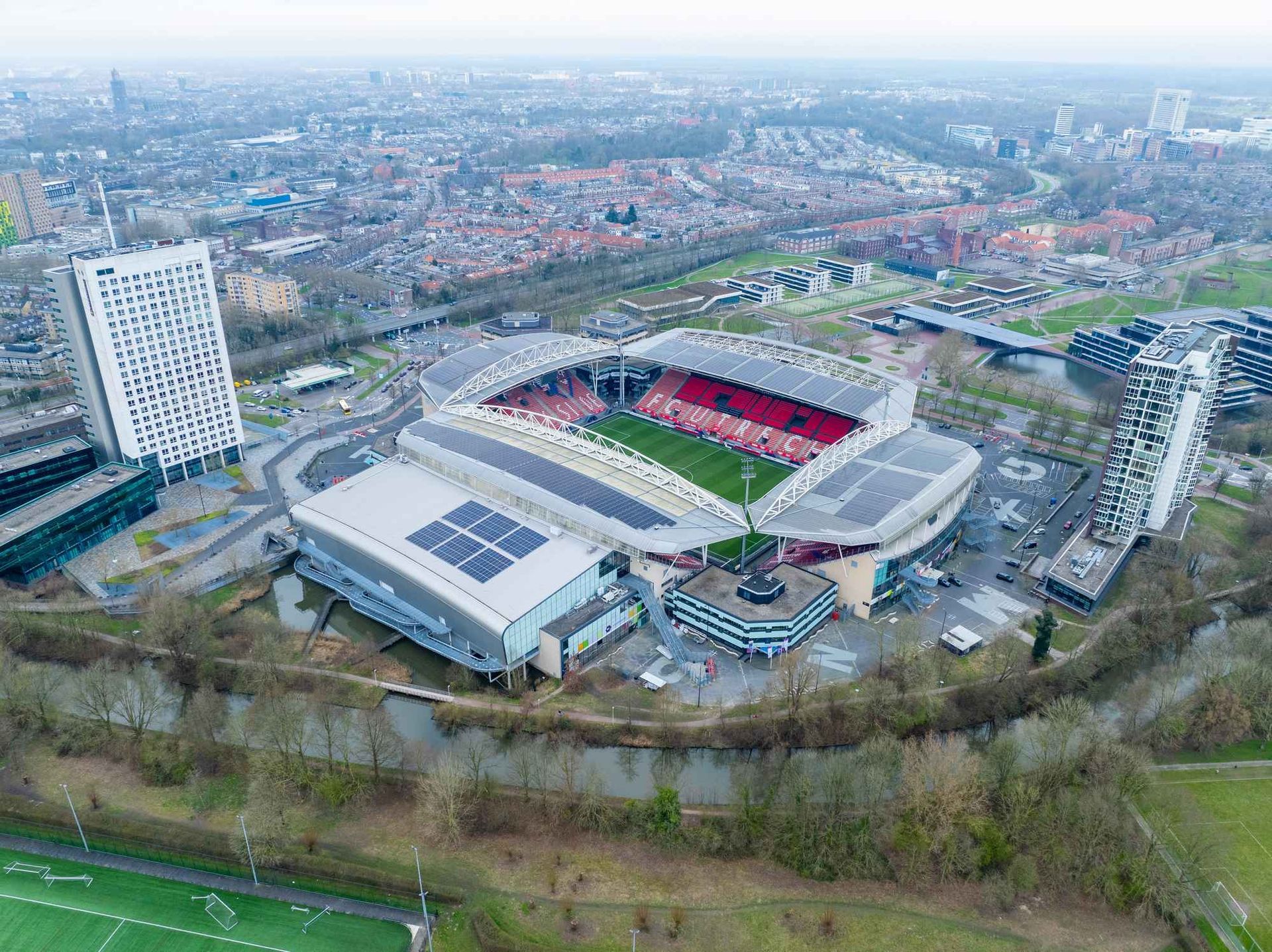 Een luchtfoto van een voetbalstadion in een stad.