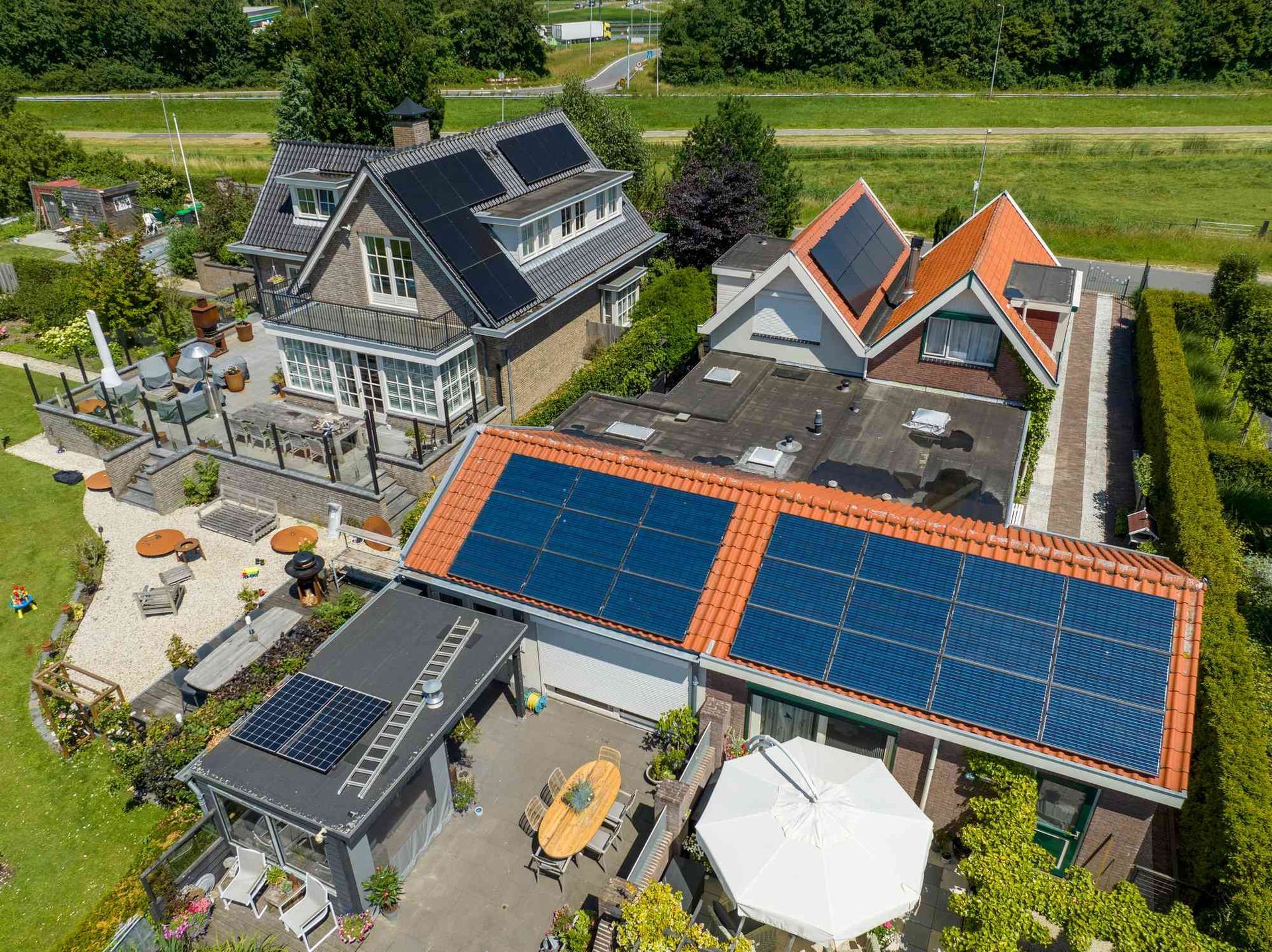 Een luchtfoto van een huis met zonnepanelen op het dak.