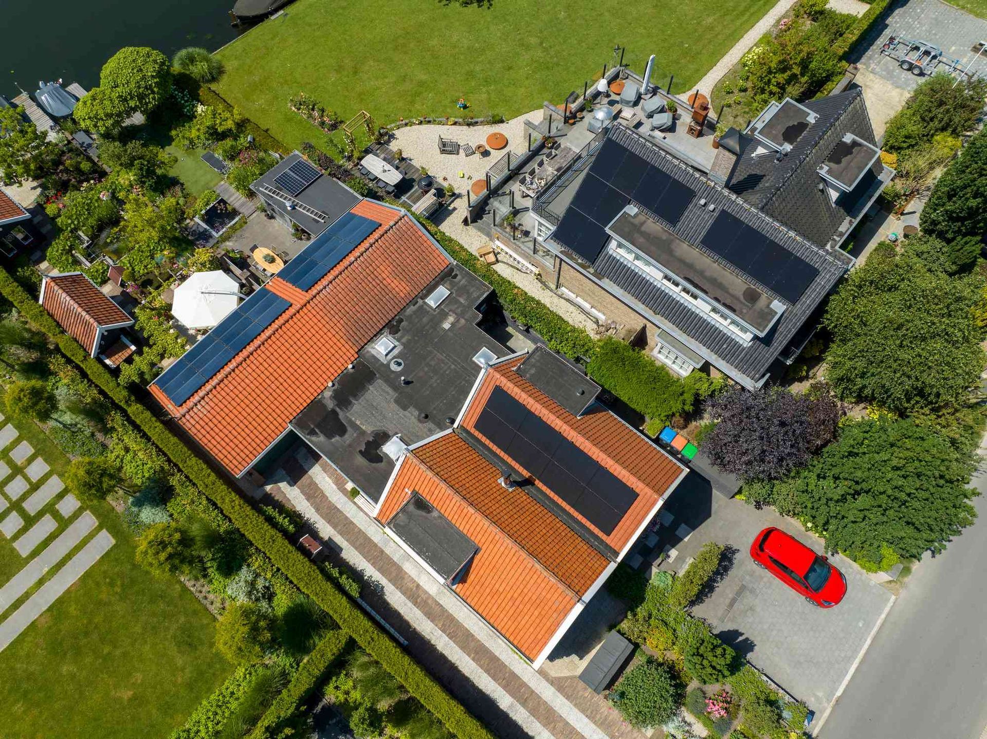 Een luchtfoto van een huis met zonnepanelen op het dak
