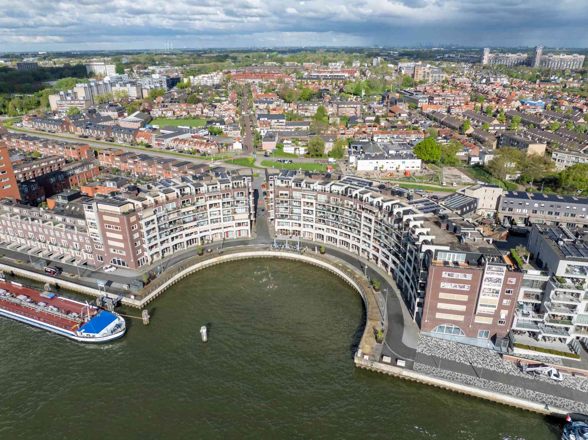 Een luchtfoto van een stad met een boot in het water.
