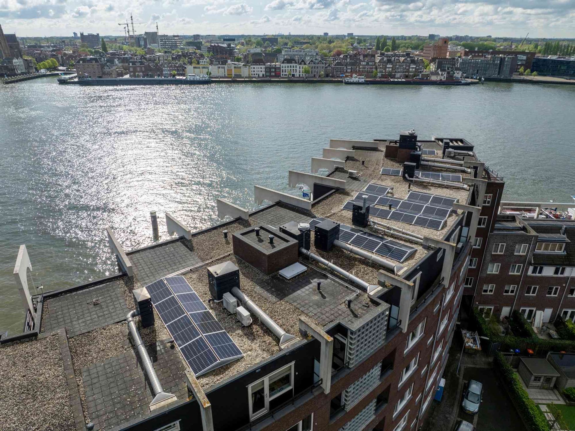 Een luchtfoto van een gebouw met zonnepanelen op het dak.