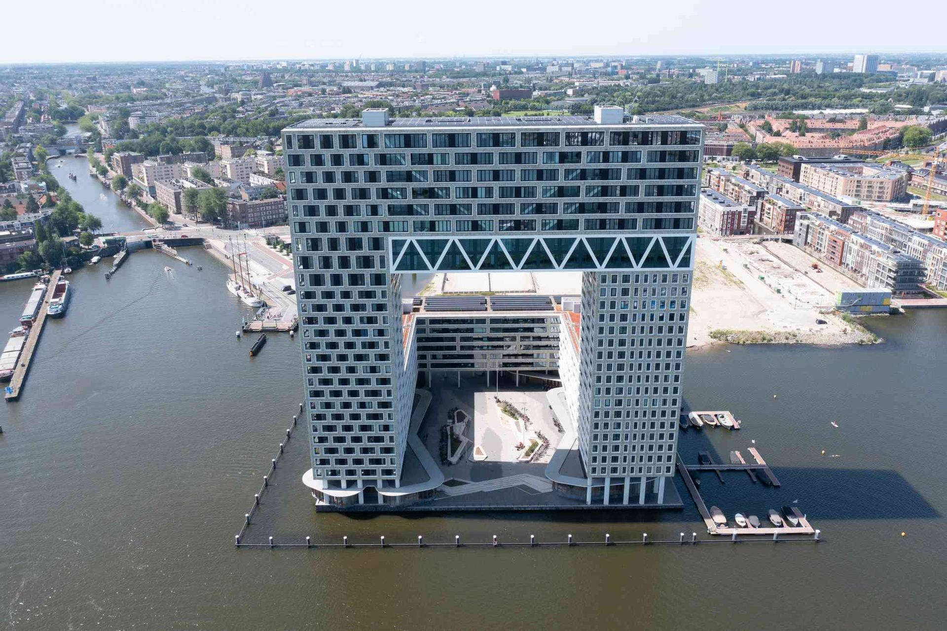 Een luchtfoto van een groot gebouw midden in een watermassa