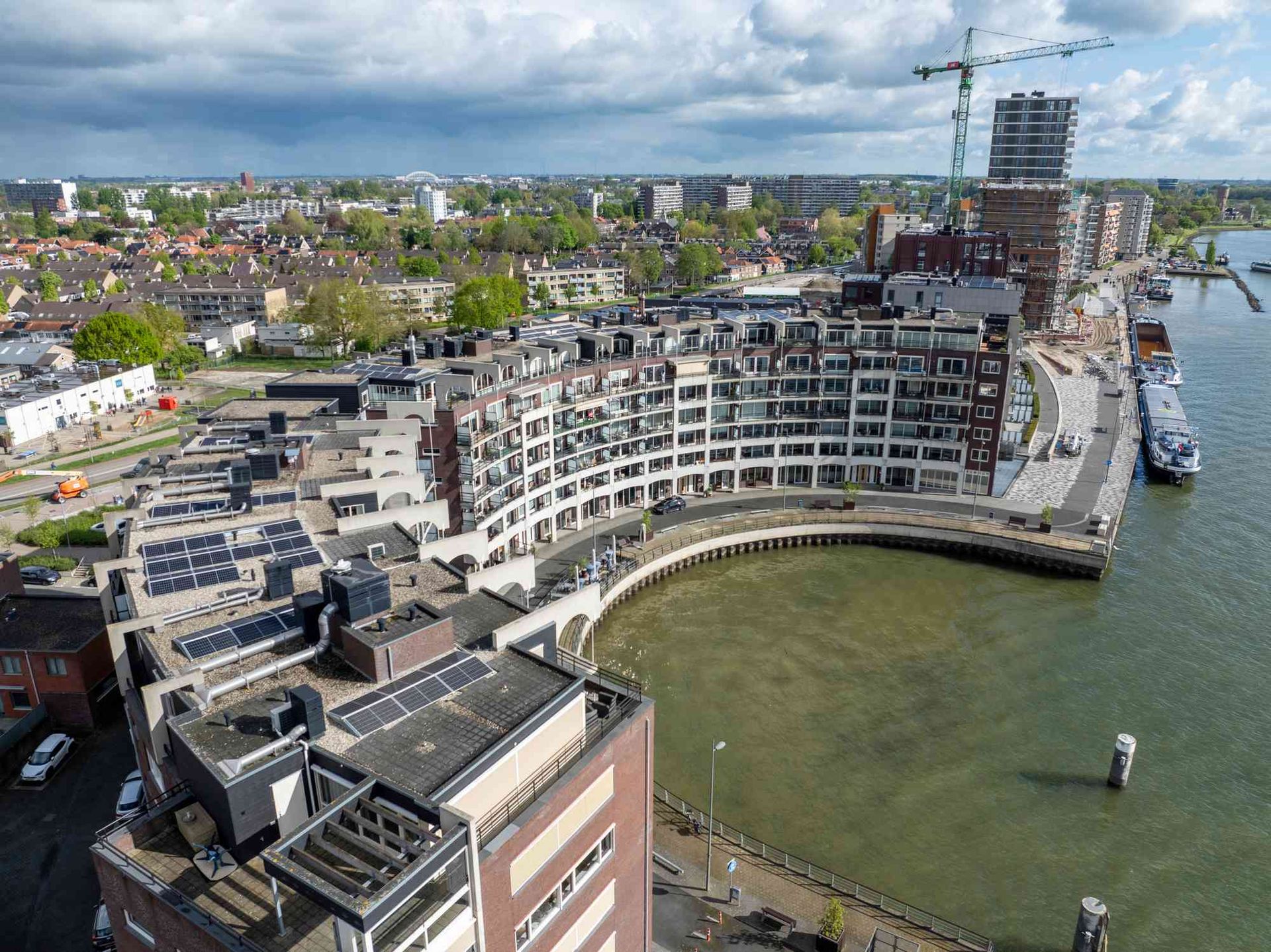 Een luchtfoto van een stad aan het water.