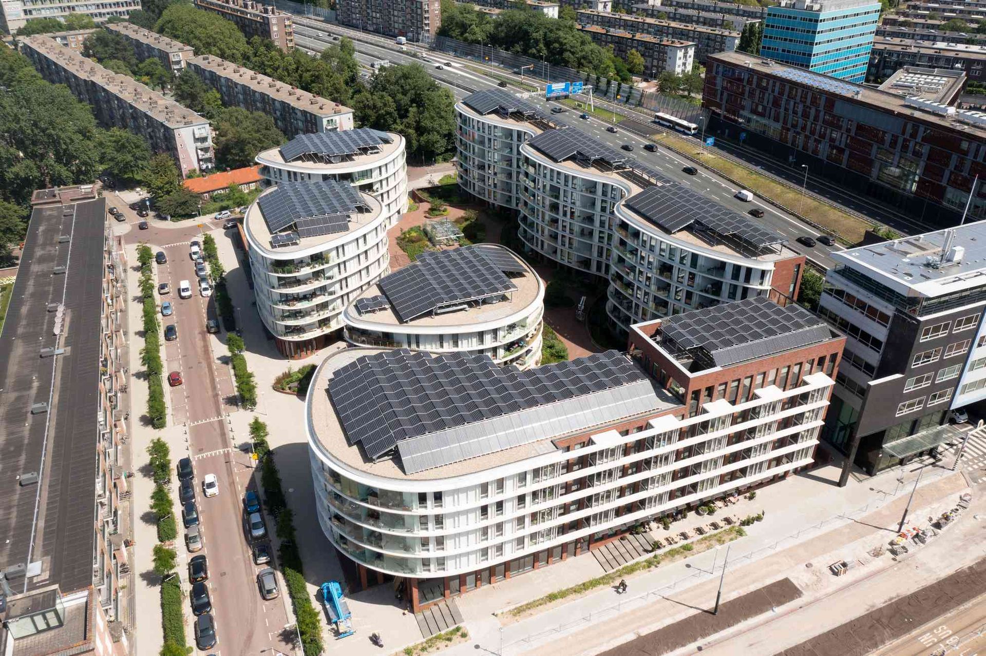 Een luchtfoto van een gebouw met zonnepanelen op het dak.
