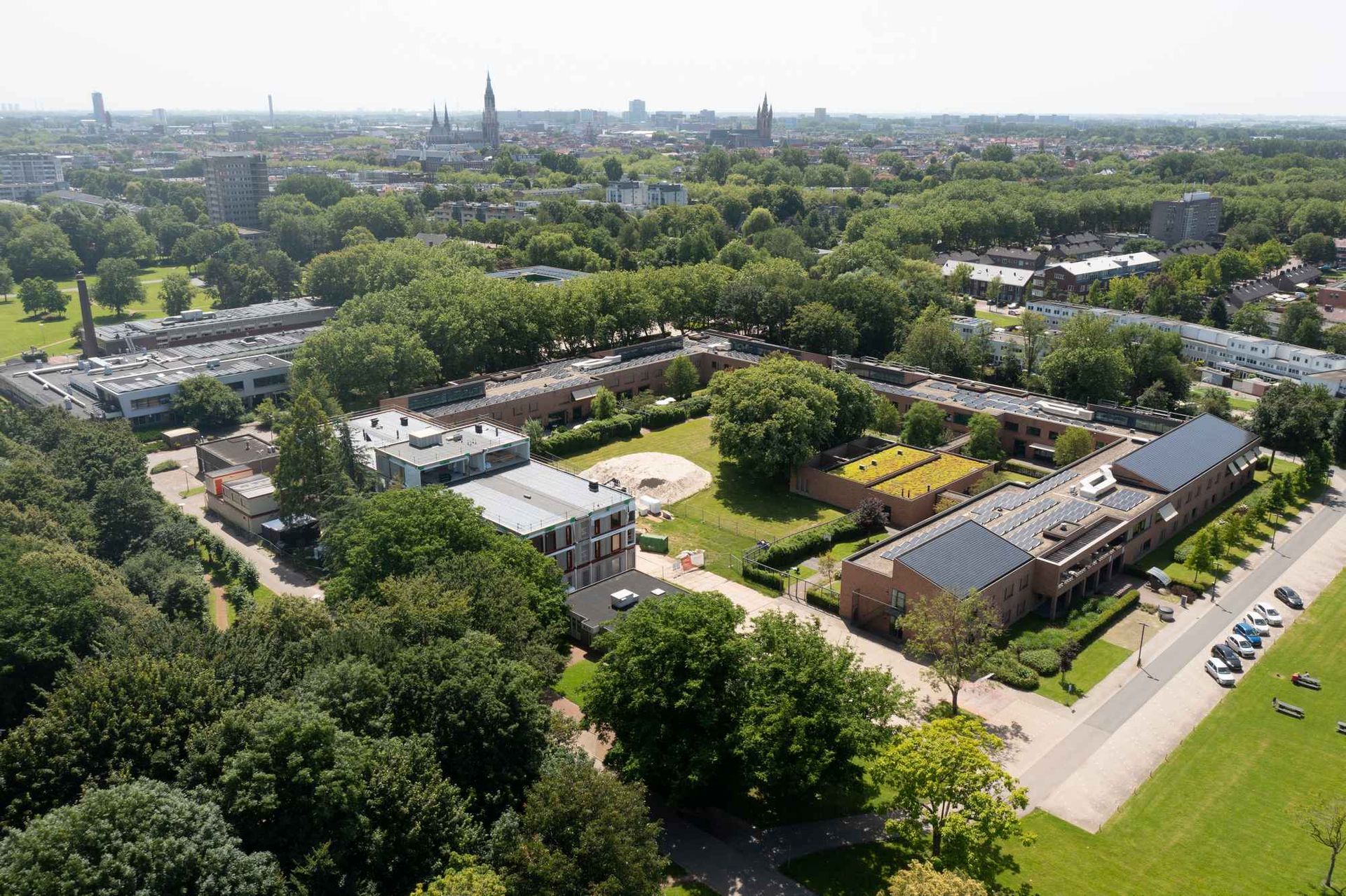 Een luchtfoto van een stad met veel gebouwen en bomen