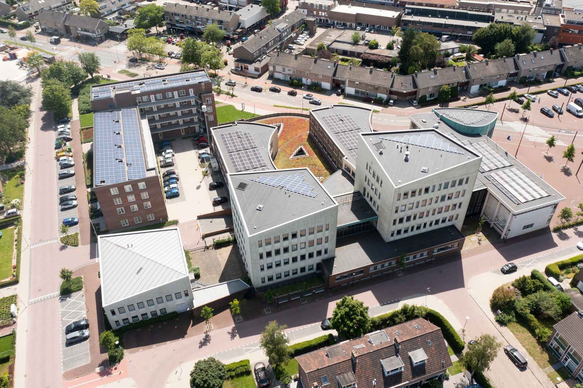 Een luchtfoto van een stad met veel gebouwen en bomen.