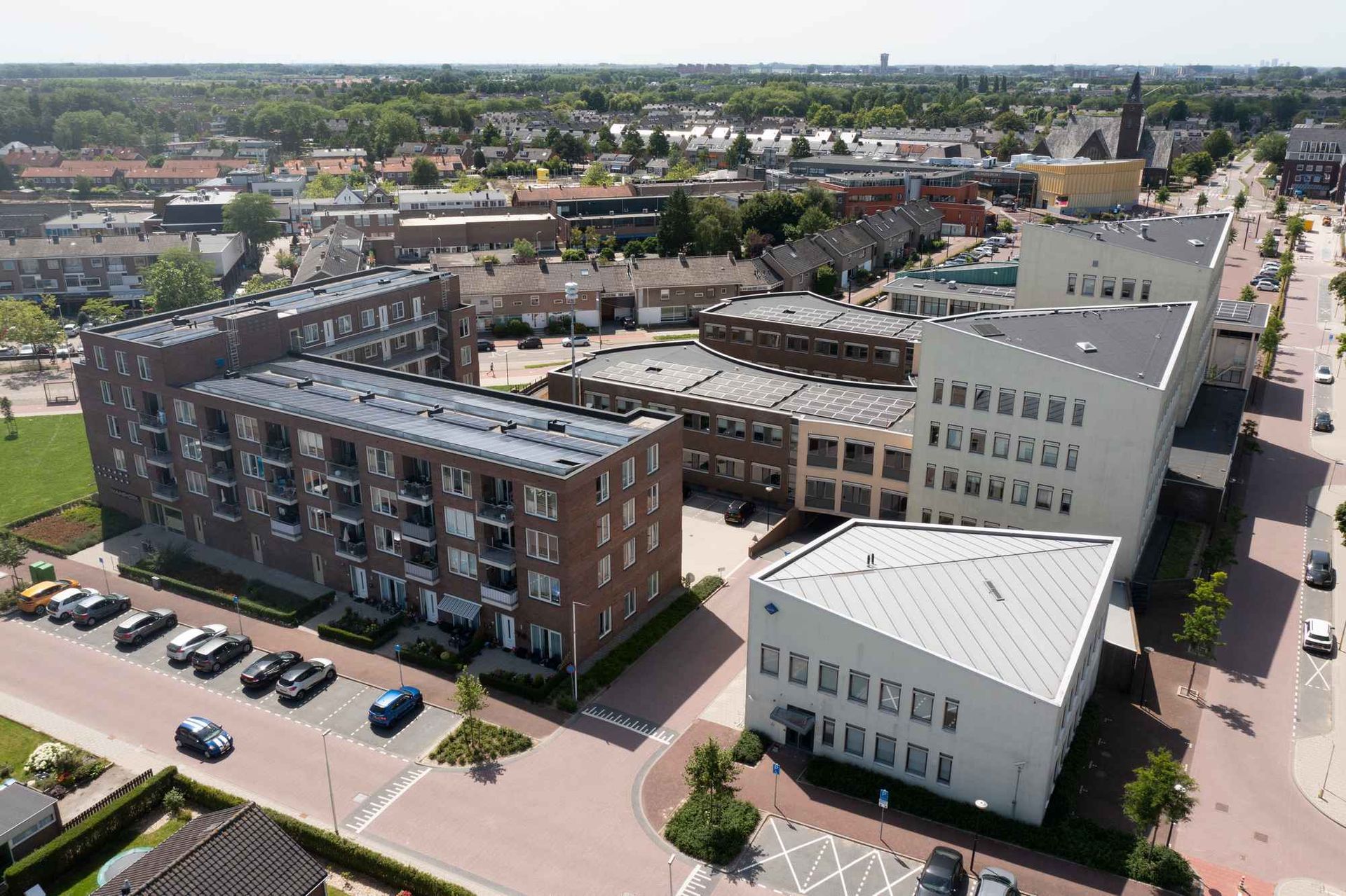 Een luchtfoto van een stad met veel gebouwen