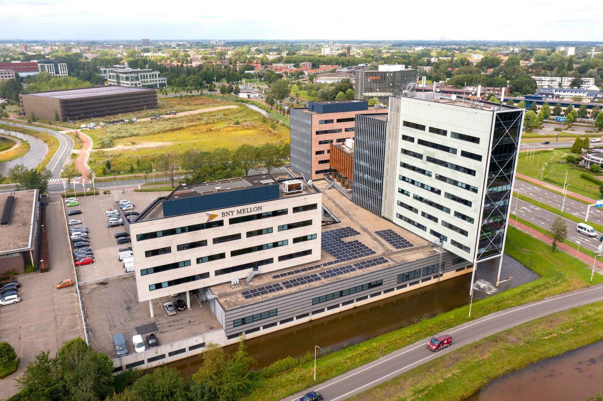 Een luchtfoto van een groot gebouw in het midden van een stad.