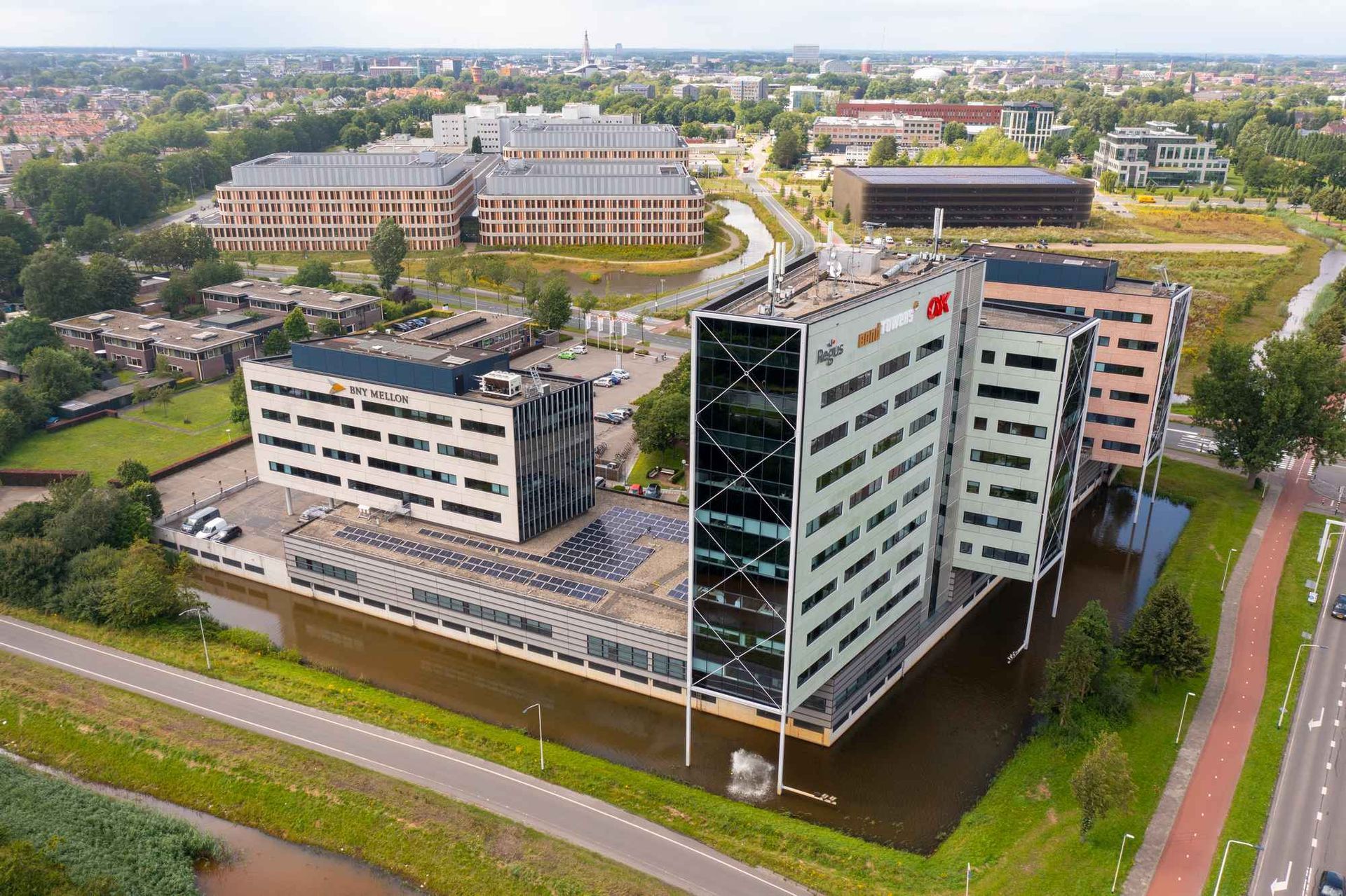 Een luchtfoto van een groot gebouw in het midden van een stad.