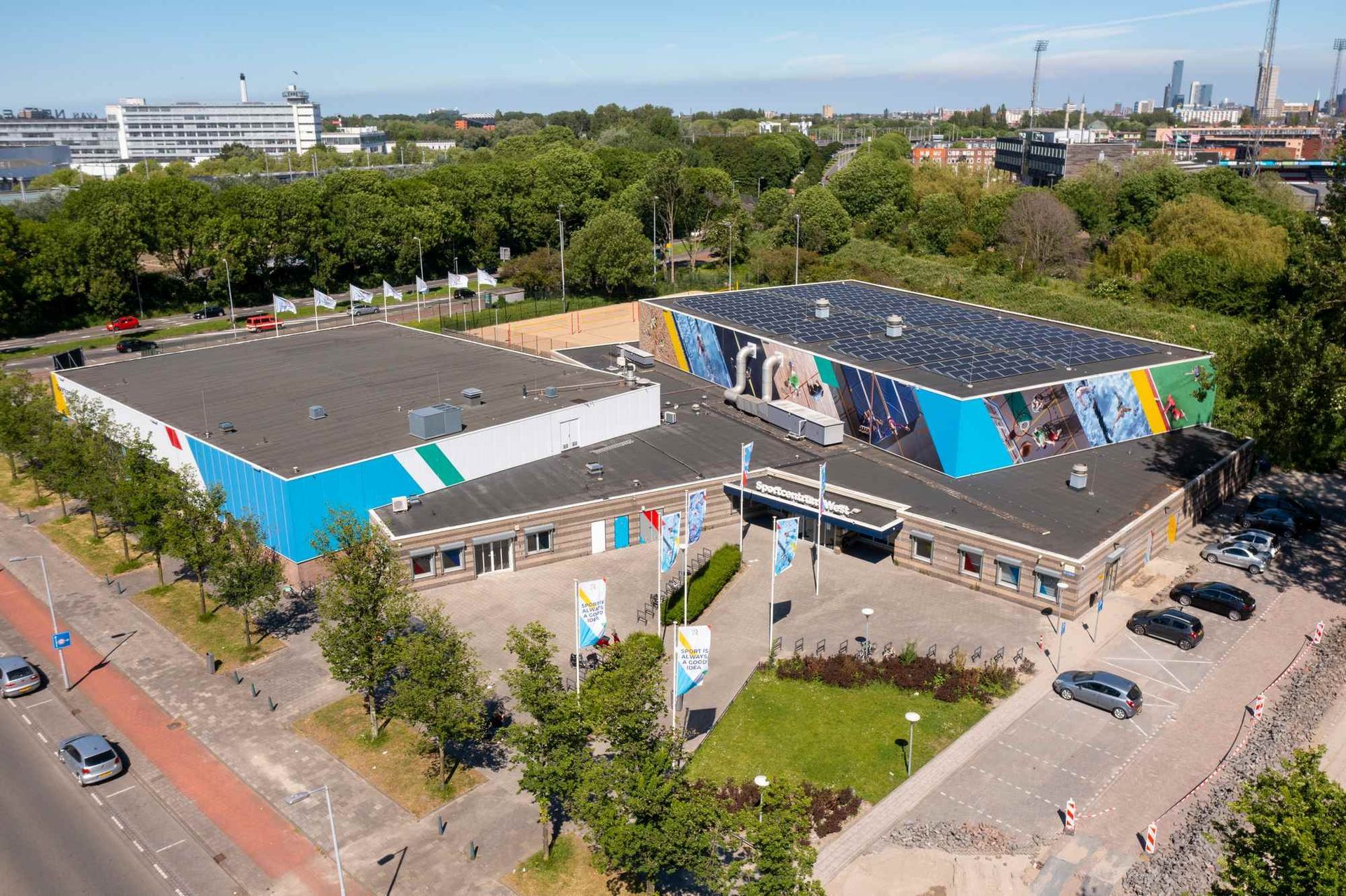 Een luchtfoto van een groot gebouw met zonnepanelen op het dak