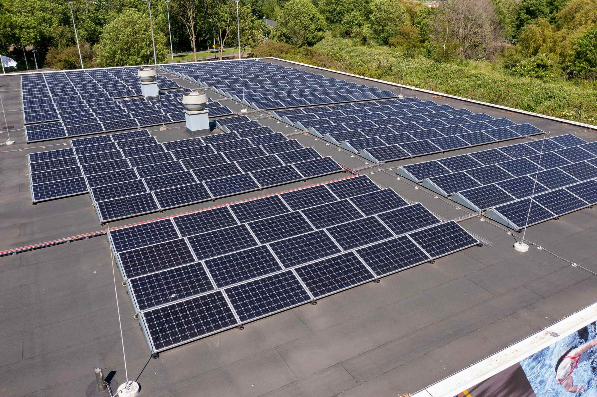 Een dak met veel zonnepanelen erop