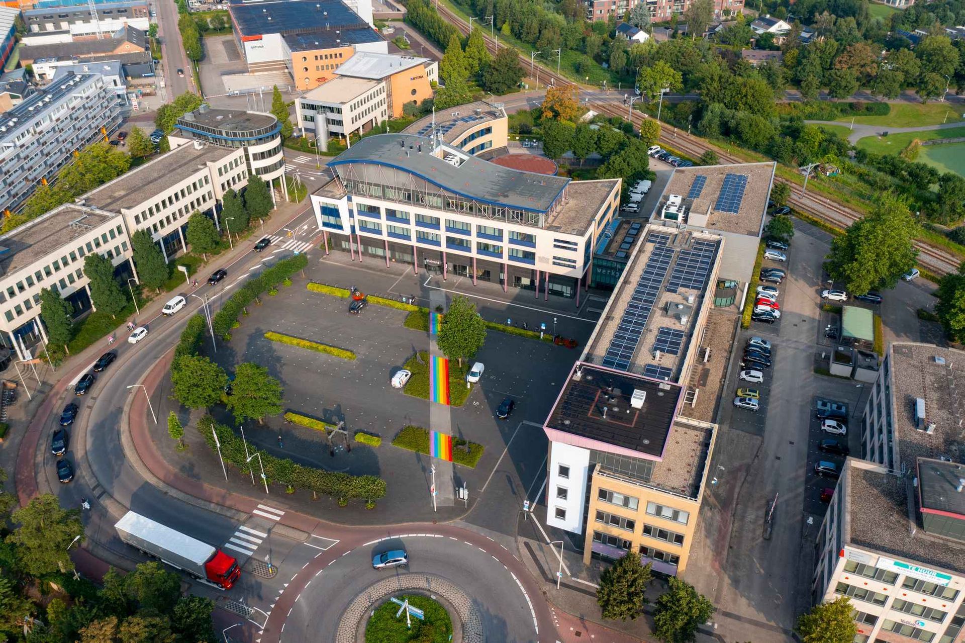 Een luchtfoto van een stad met gebouwen en een rotonde