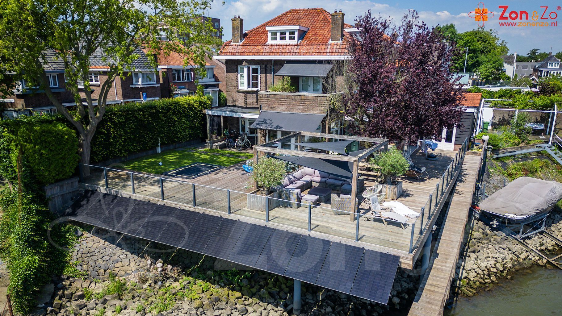 Een luchtfoto van een huis met een steiger ervoor