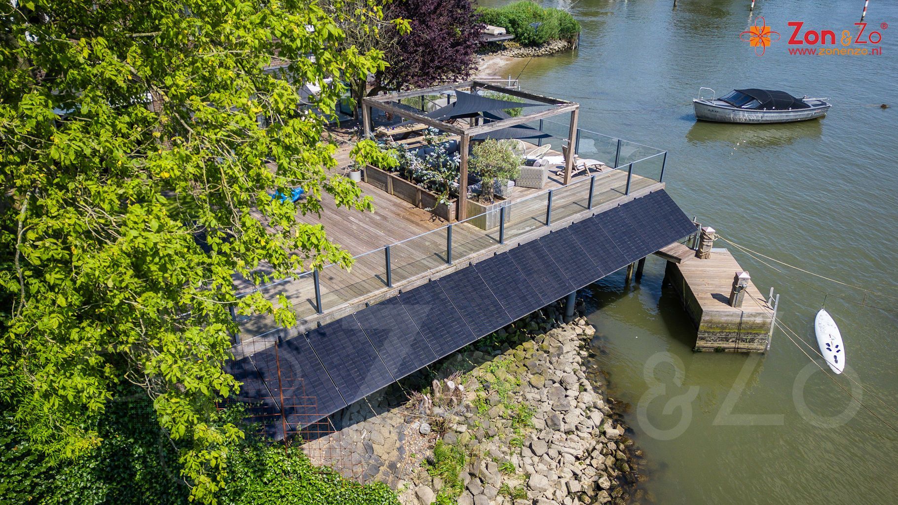 Een luchtfoto van een dok met een boot in het water.