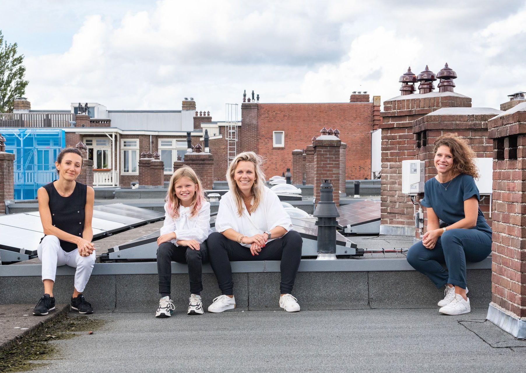 Een man staat op een dak met zonnepanelen.