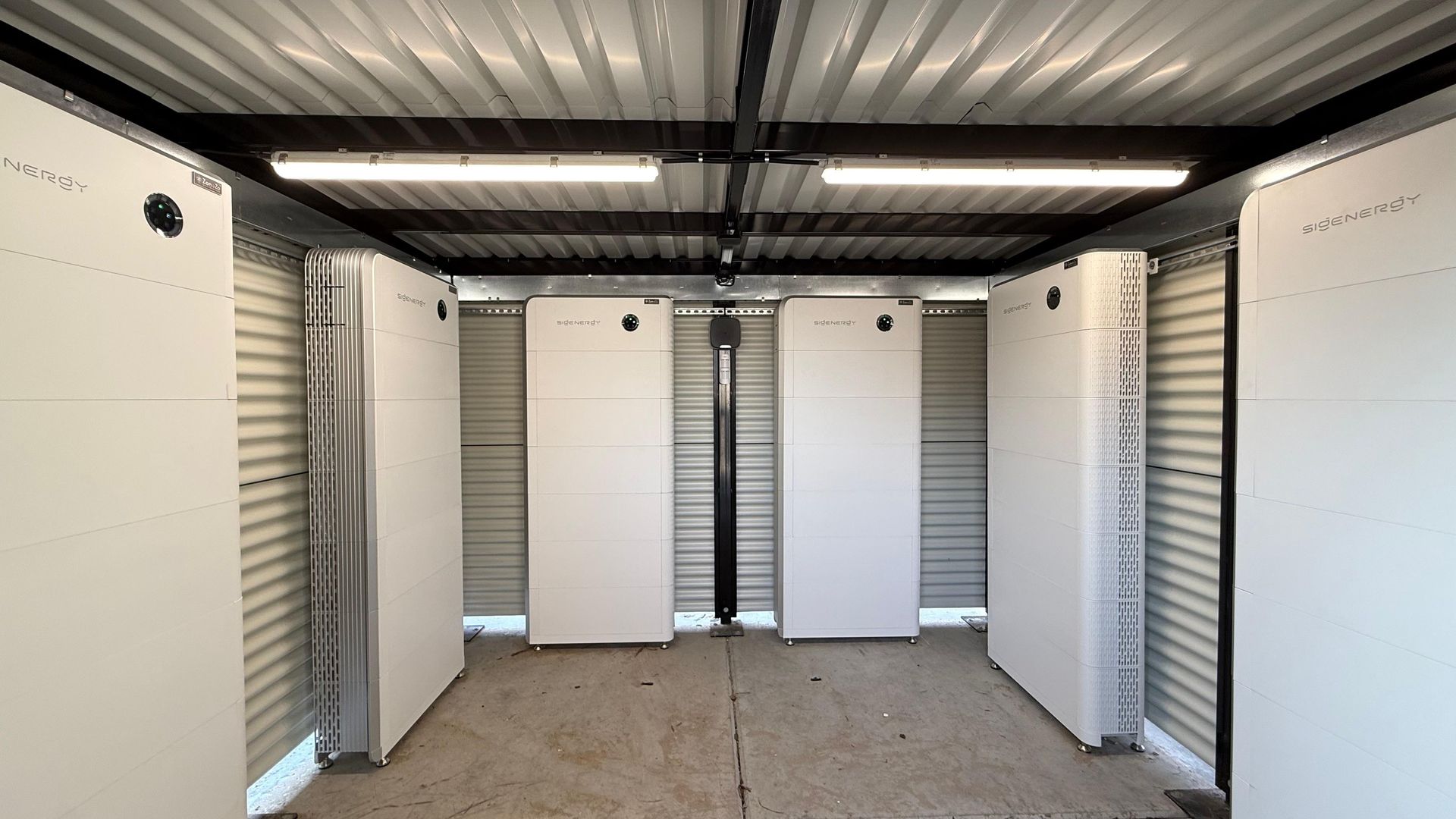 Een rij witte dozen staat opgesteld in een kamer