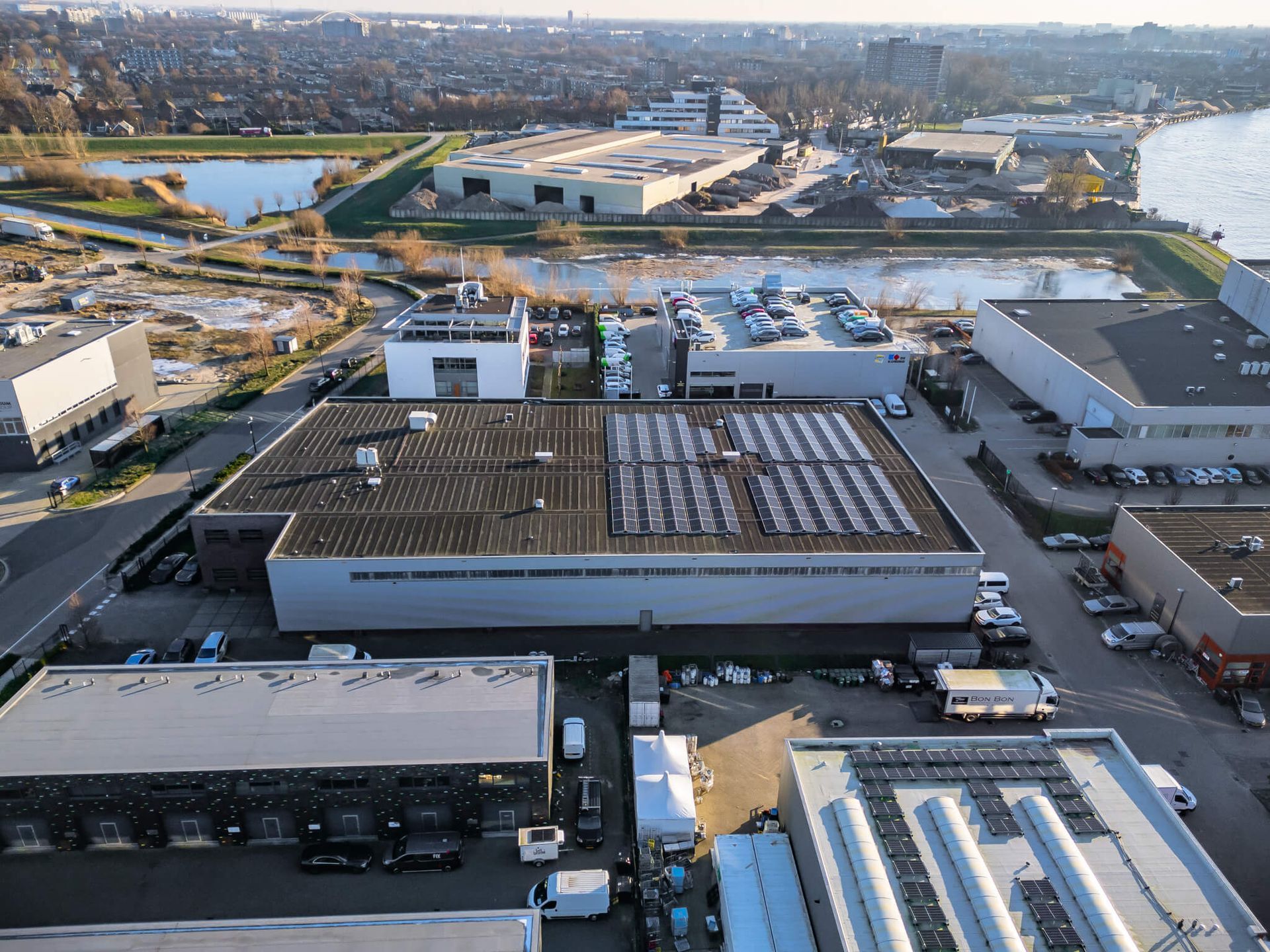 Een luchtfoto van een stad met veel gebouwen