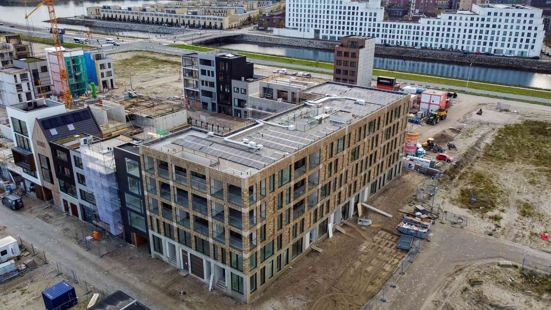 Een luchtfoto van een gebouw in aanbouw in een stad.