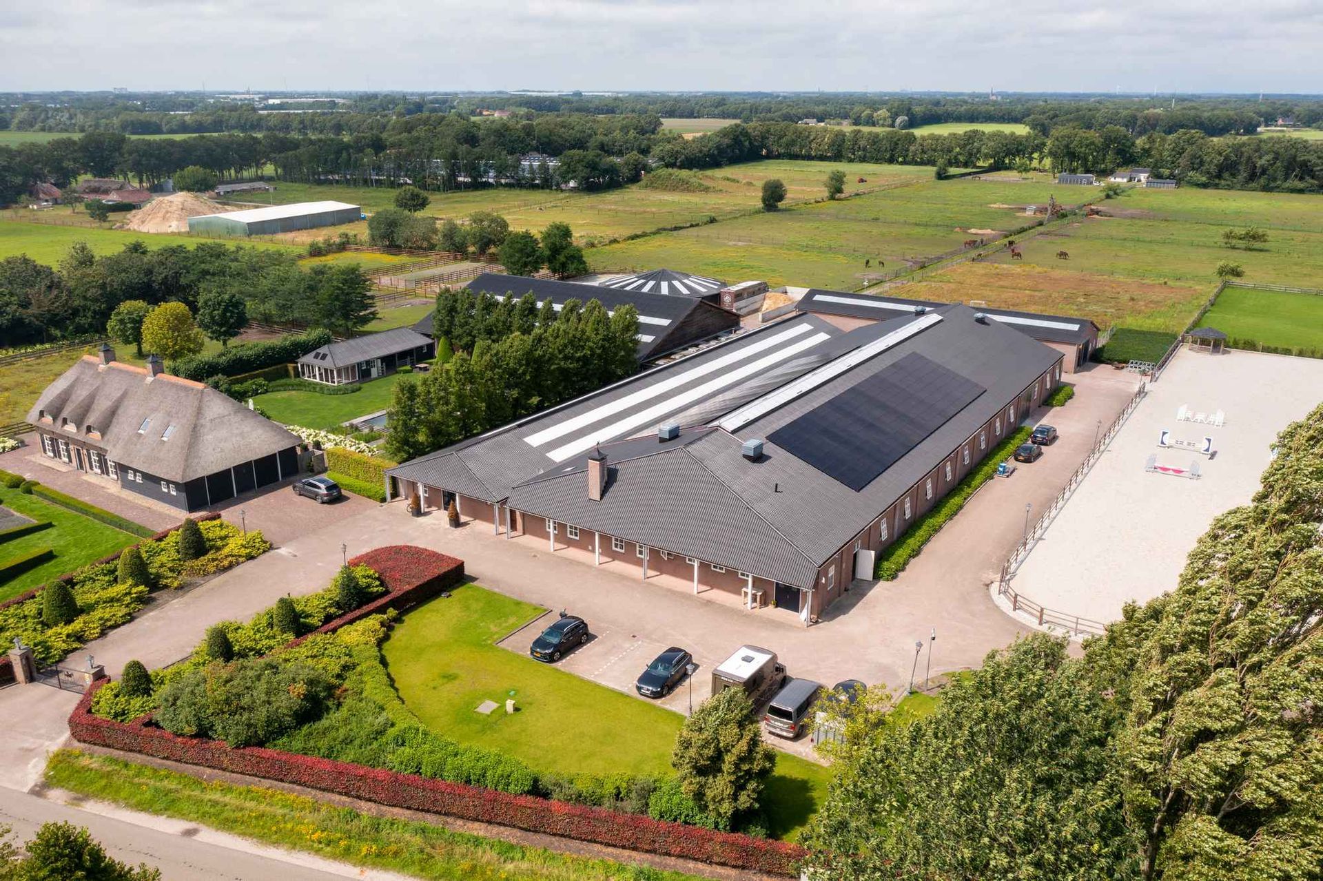 Een luchtfoto van een groot gebouw midden in een veld.