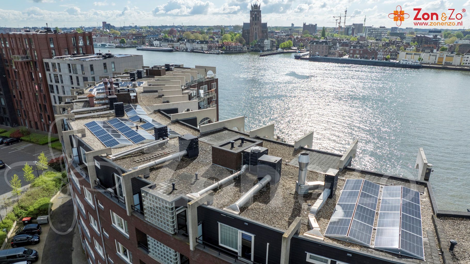 Een luchtfoto van een gebouw met zonnepanelen op het dak.