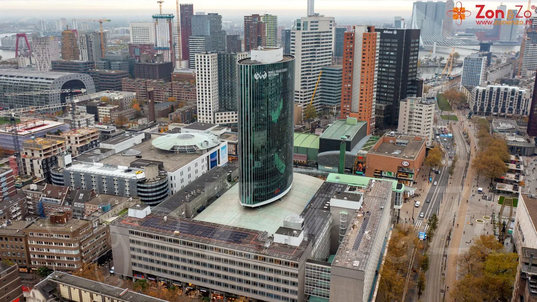 Een luchtfoto van een stad met een groot gebouw in het midden.
