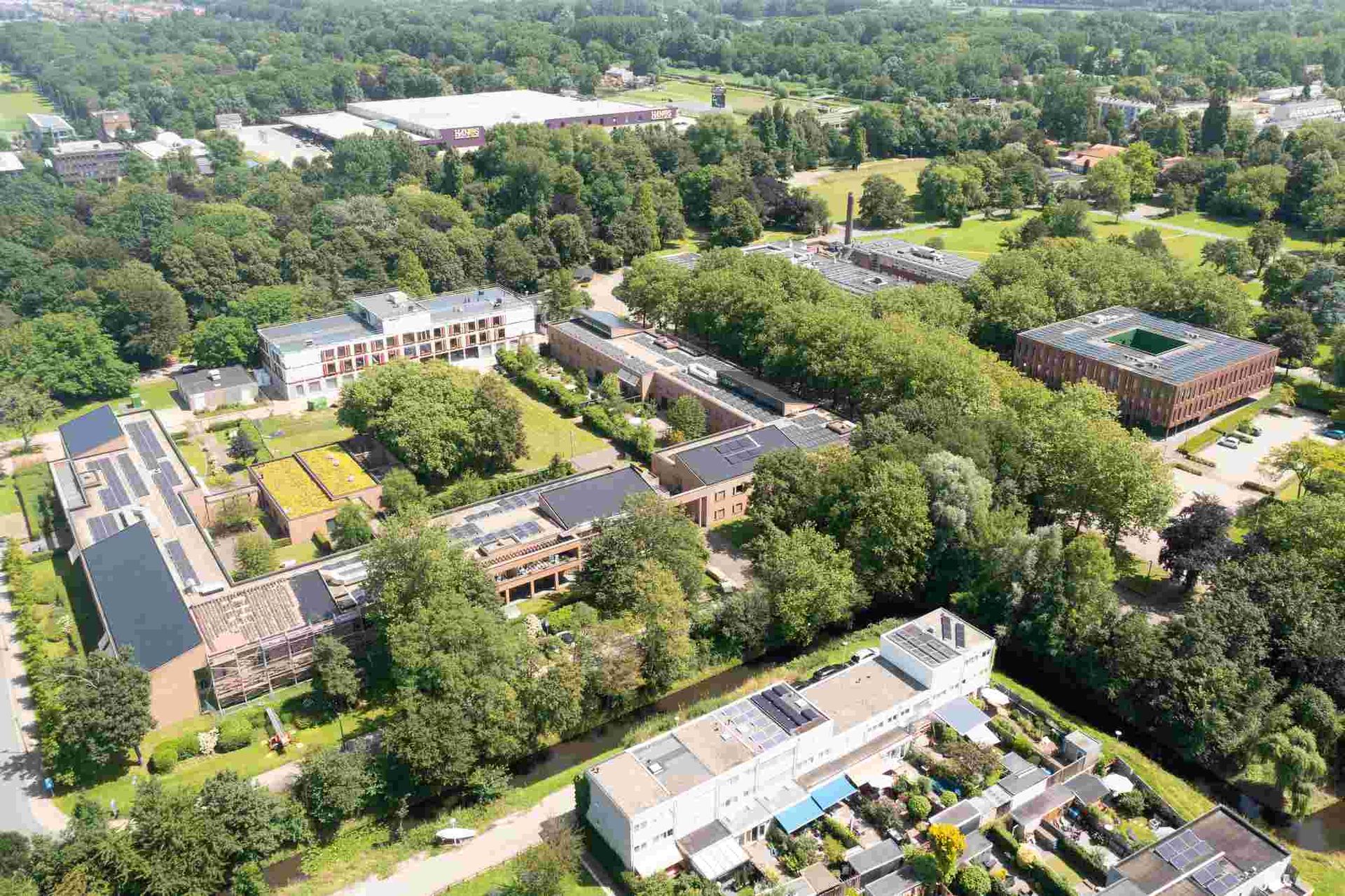 Een luchtfoto van een stad met veel gebouwen en bomen.