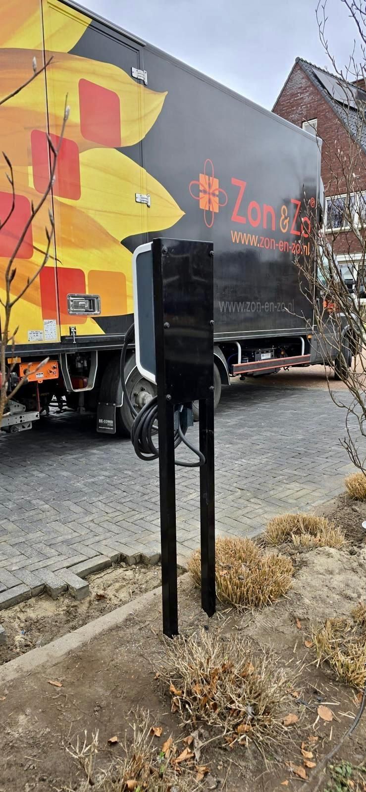 Een vrachtwagen staat langs de kant van de weg geparkeerd naast een brievenbus.