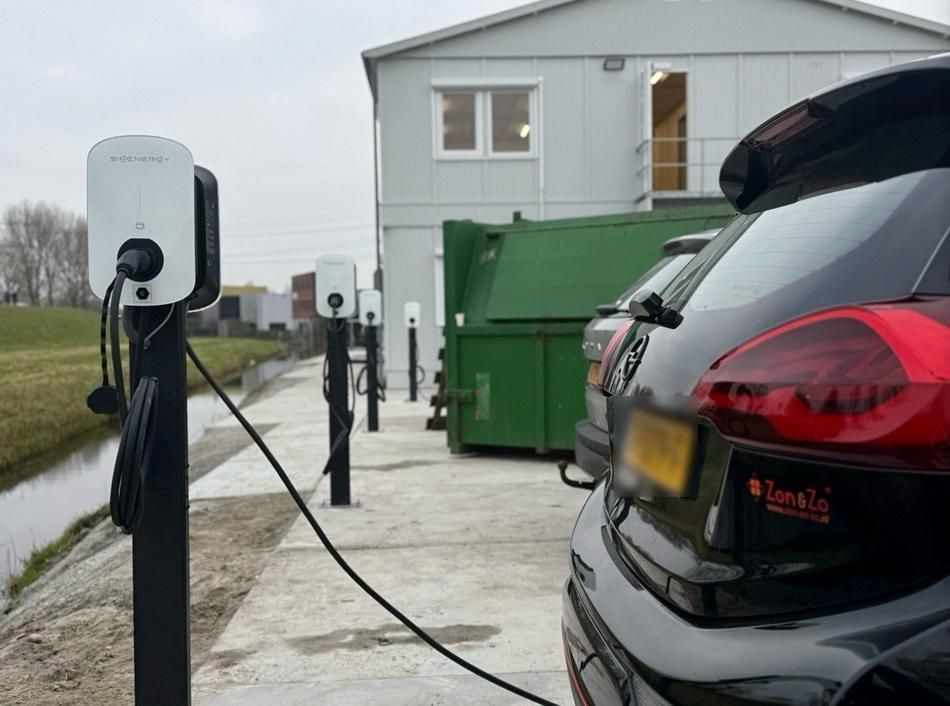 Een elektrische auto wordt opgeladen bij een laadstation