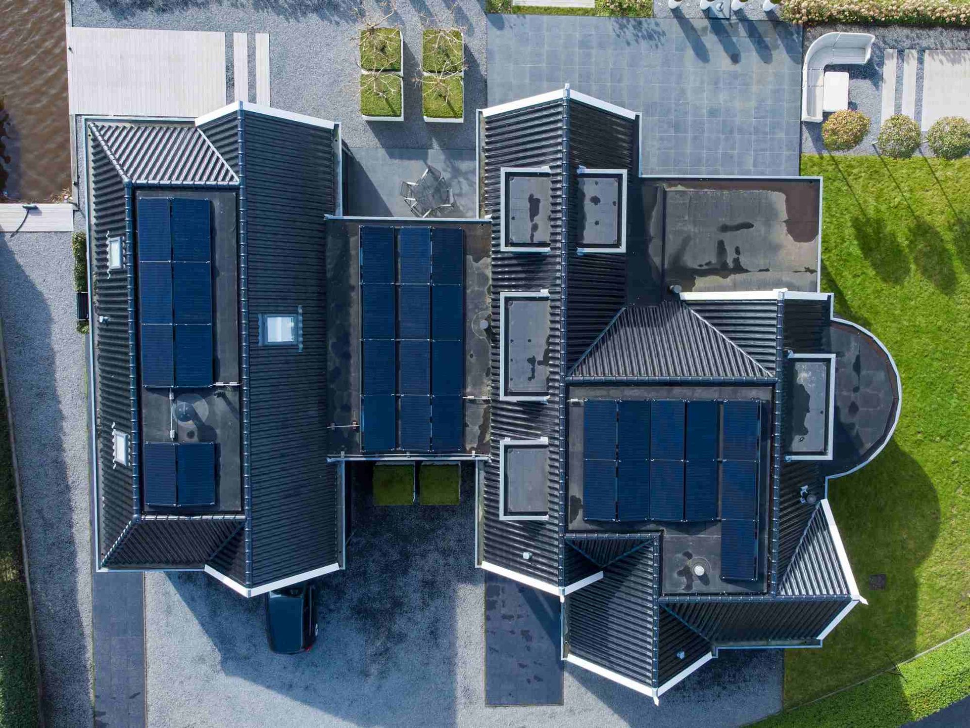 Een luchtfoto van een huis met zonnepanelen op het dak