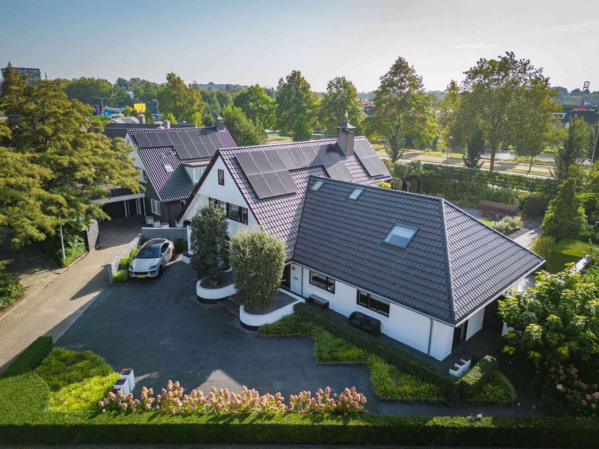Een luchtfoto van een huis met zonnepanelen op het dak