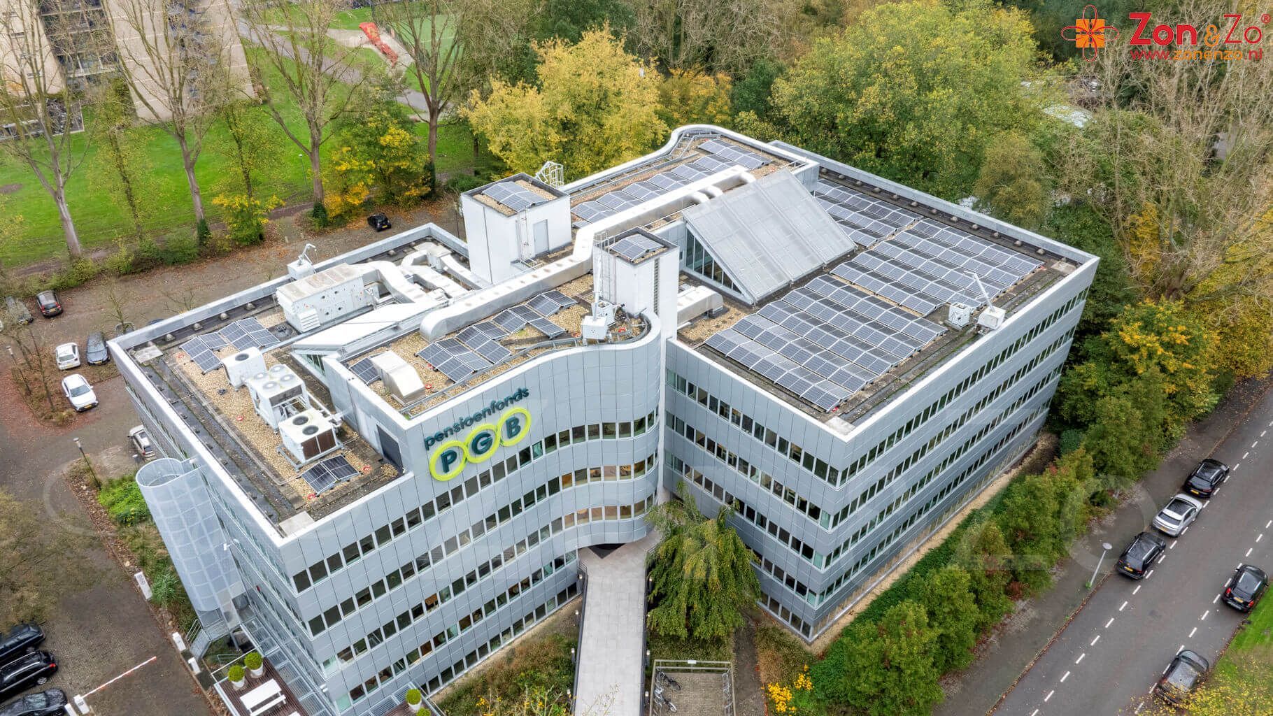 Een luchtfoto van een groot gebouw met zonnepanelen op het dak.