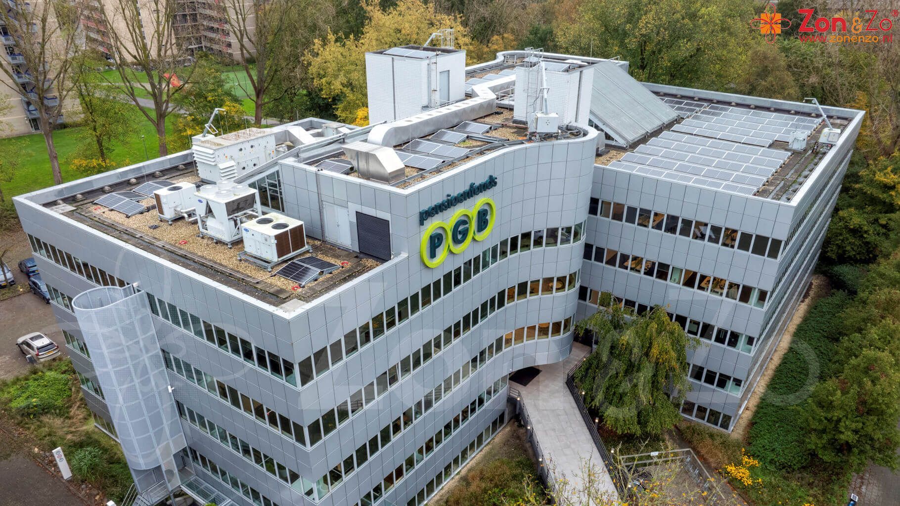 Een luchtfoto van een groot gebouw met het woord pgs erop.