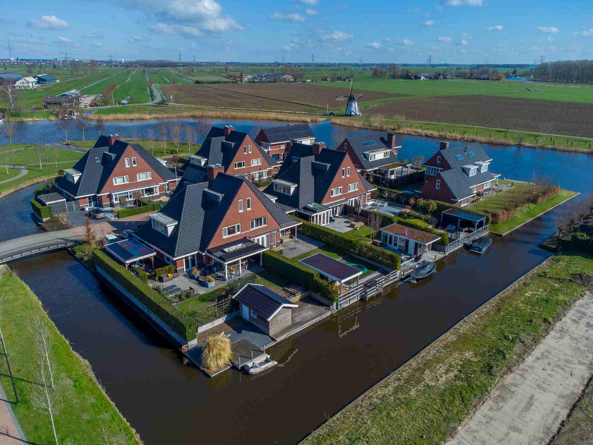 Een luchtfoto van een woonwijk omgeven door water.