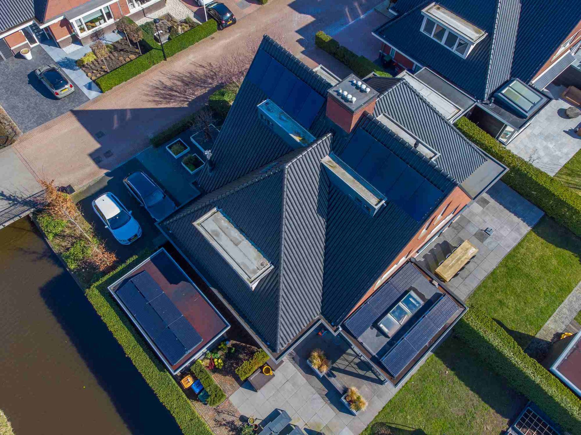 Een luchtfoto van een huis met zonnepanelen op het dak