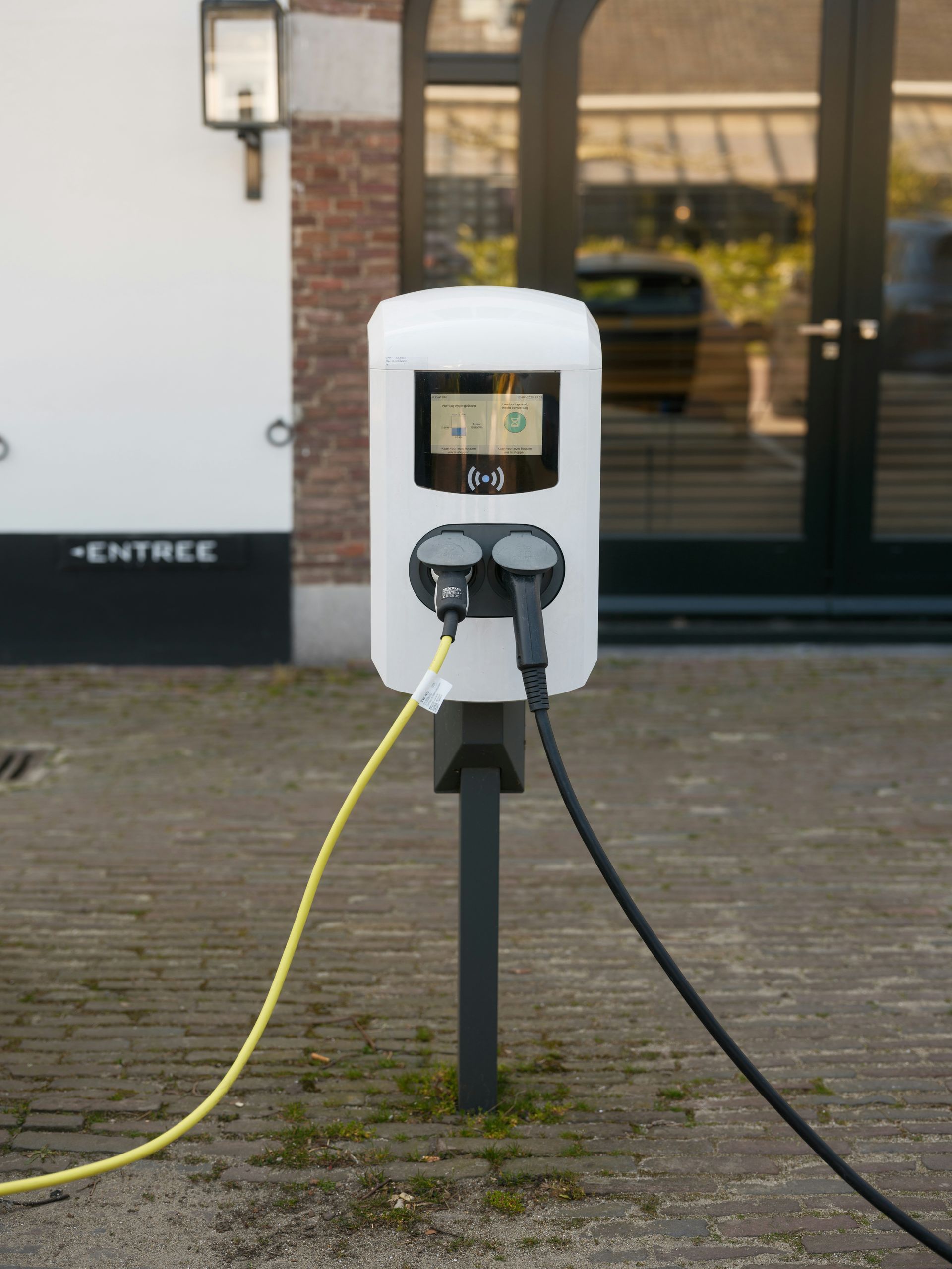 Een elektrische auto wordt opgeladen bij een laadstation