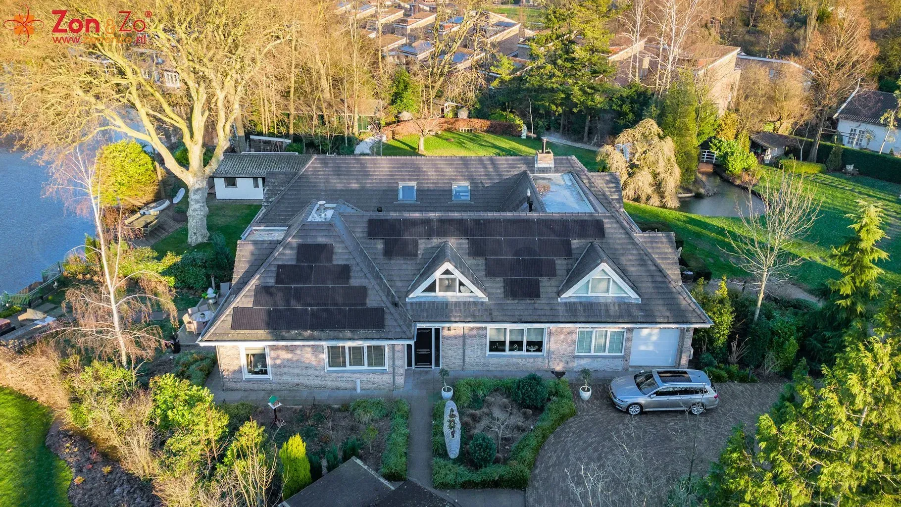 Een luchtfoto van een huis met zonnepanelen op het dak.