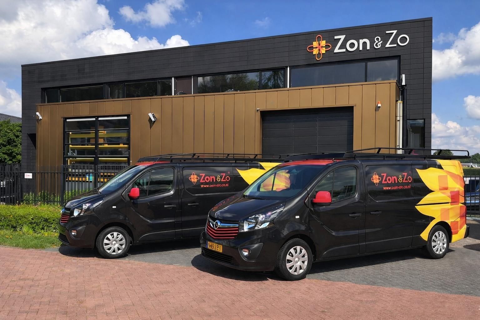 Een groep mensen die rond een tafel zitten met bloemen erop