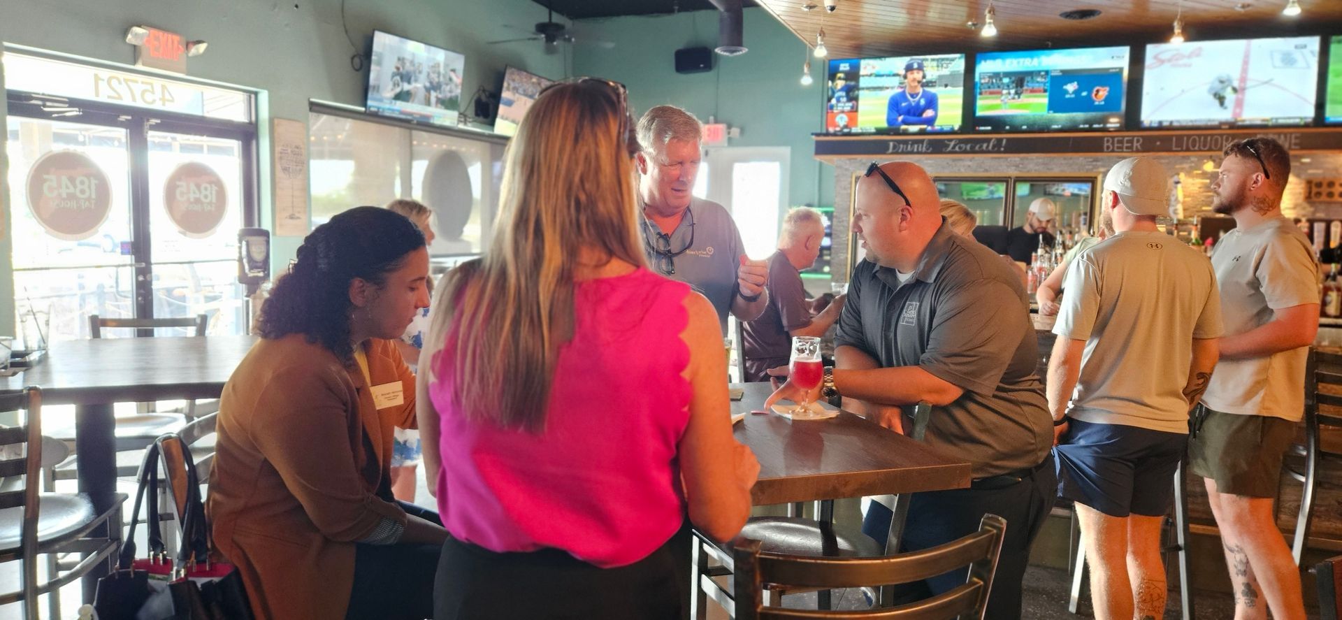 A group of people are sitting at tables in a restaurant.