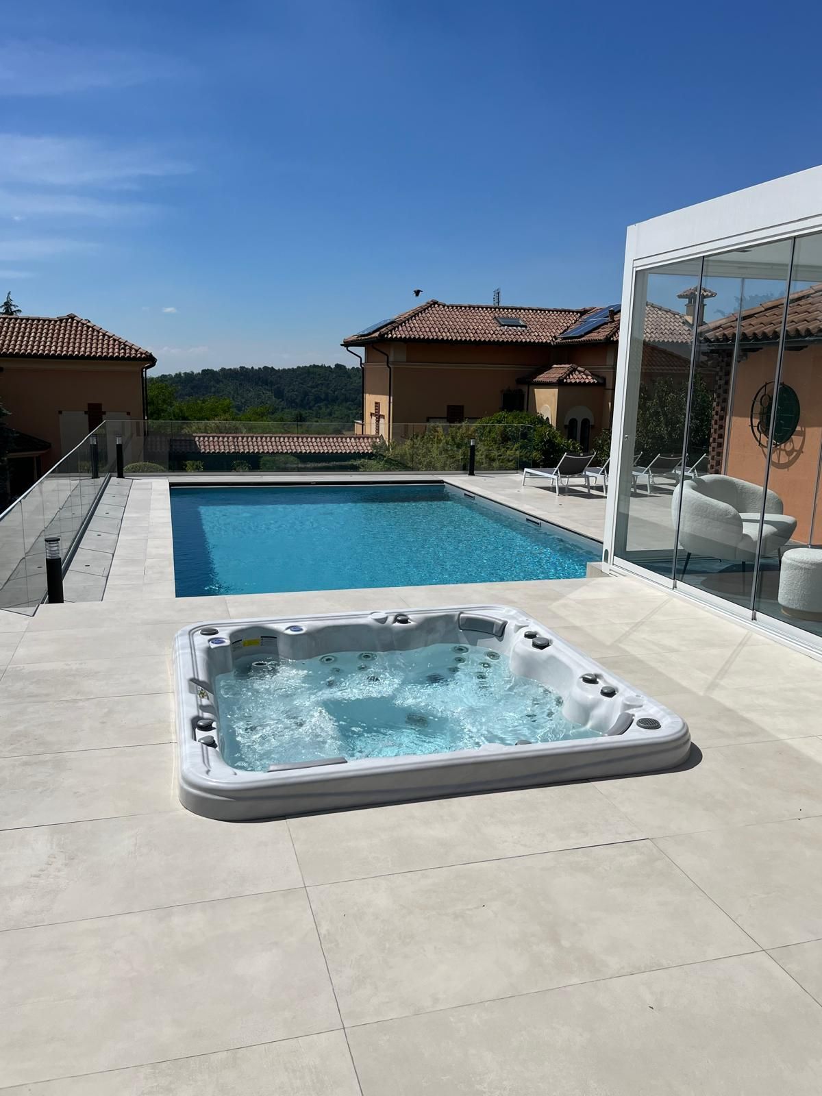 piscina con area verde adiacente